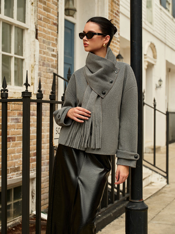 Göğüslü Yün Palto Ve Eşleşen Püsküllü Atkı