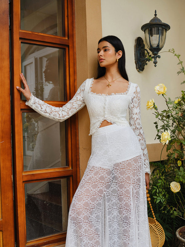 Yarı Şeffaf Dantelli Fırfırlı Düğmeli Kısa Üst