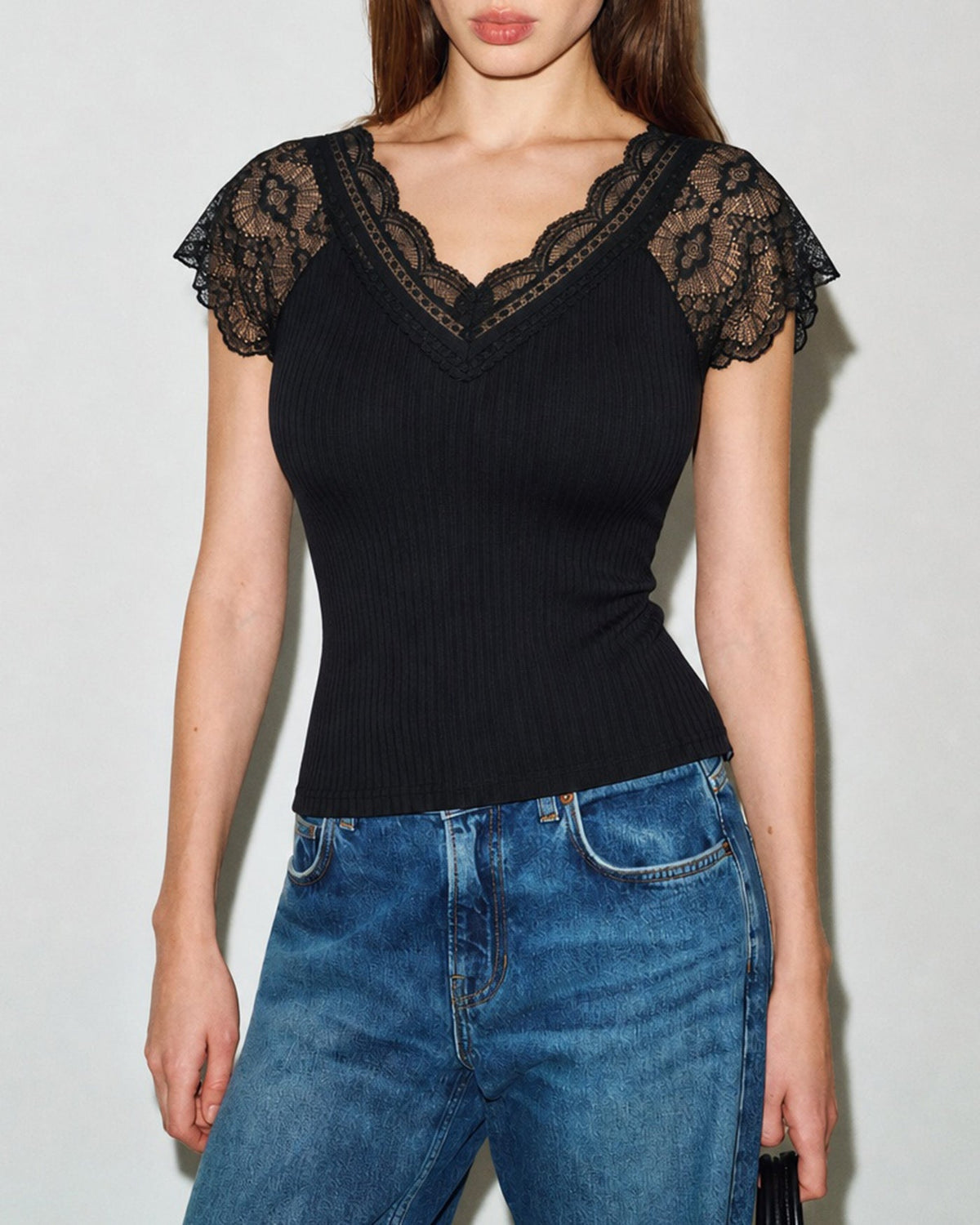 Siyah Düz Renk V Yaka Dantelli Geçişli Tişört